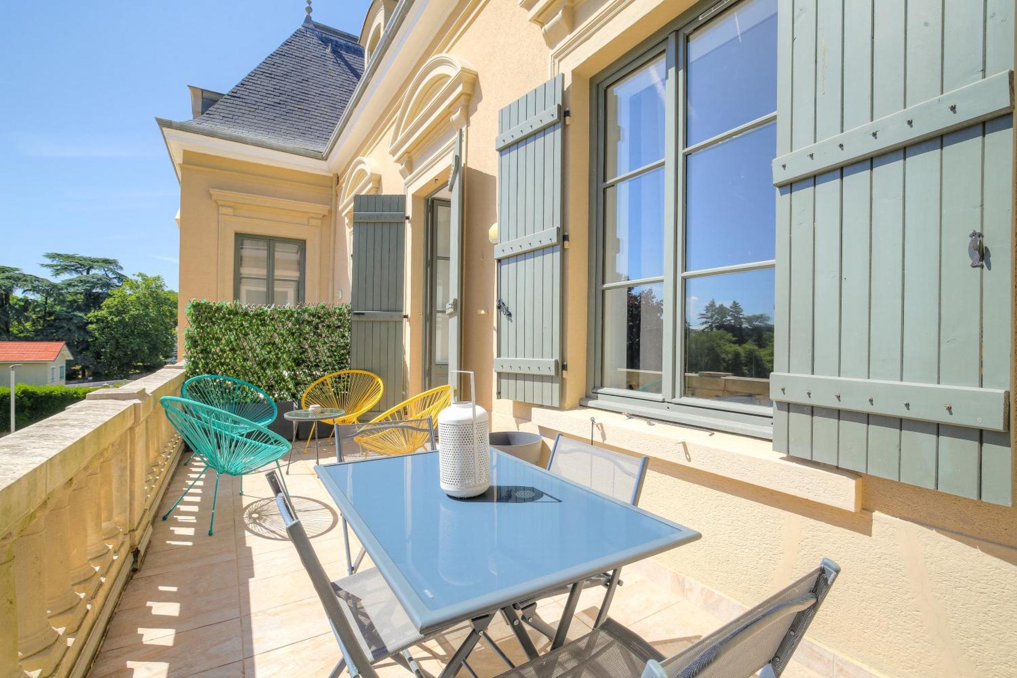 Chateau Ecully - Appartement 2 Chambres - Terrasse & Parking المظهر الخارجي الصورة