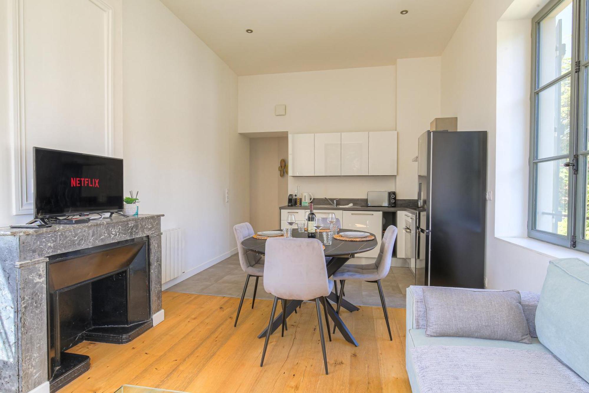 Chateau Ecully - Appartement 2 Chambres - Terrasse & Parking المظهر الخارجي الصورة