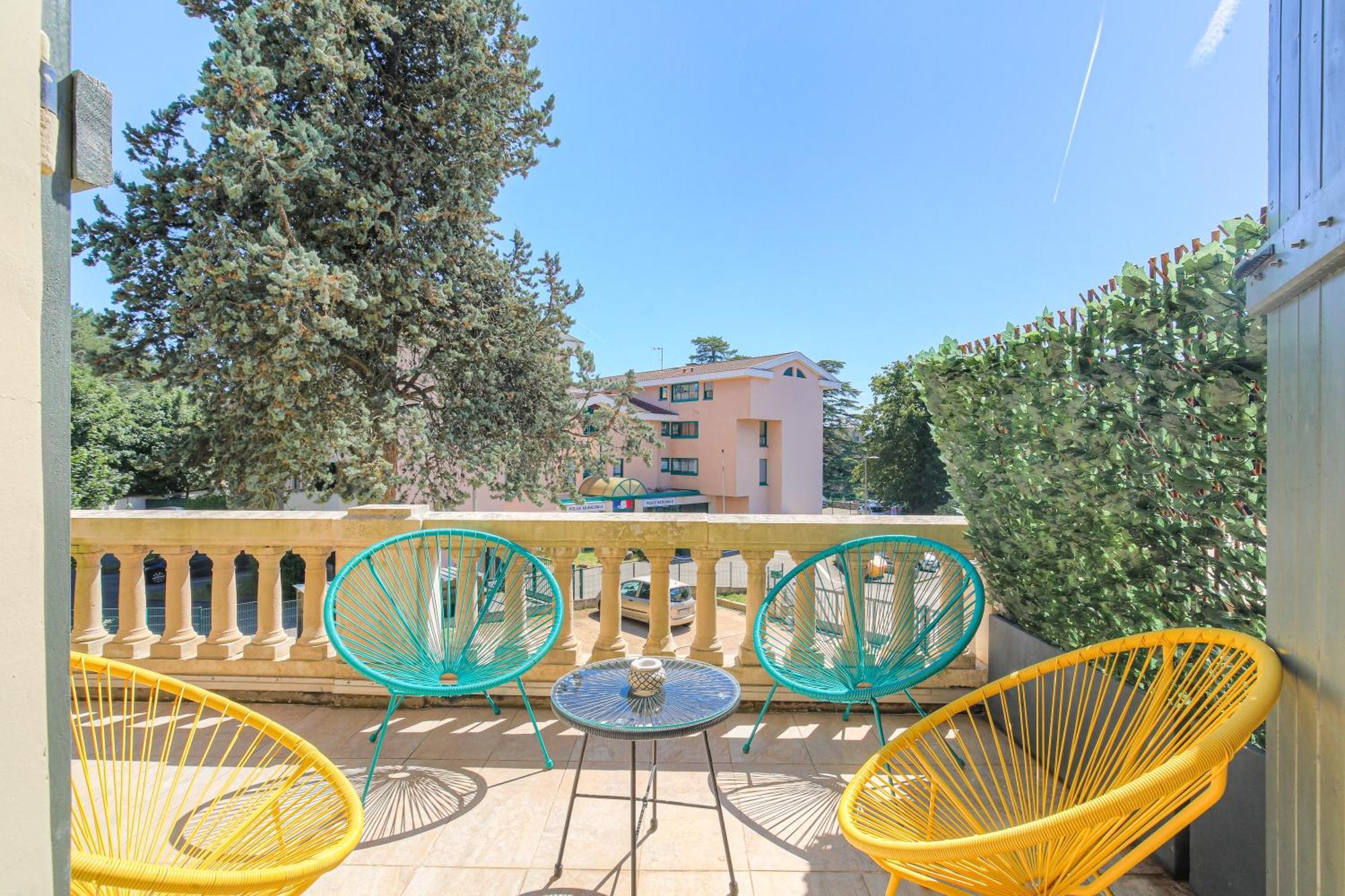 Chateau Ecully - Appartement 2 Chambres - Terrasse & Parking المظهر الخارجي الصورة