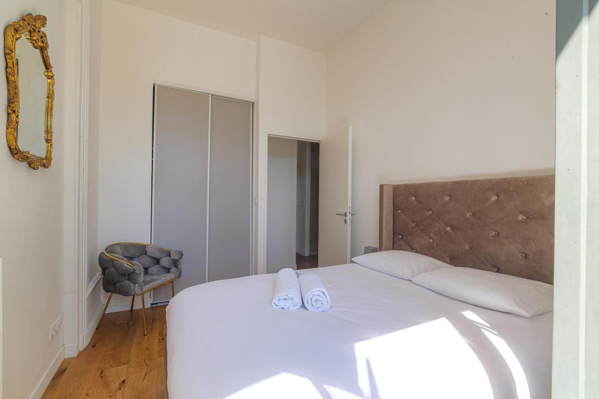 Chateau Ecully - Appartement 2 Chambres - Terrasse & Parking المظهر الخارجي الصورة