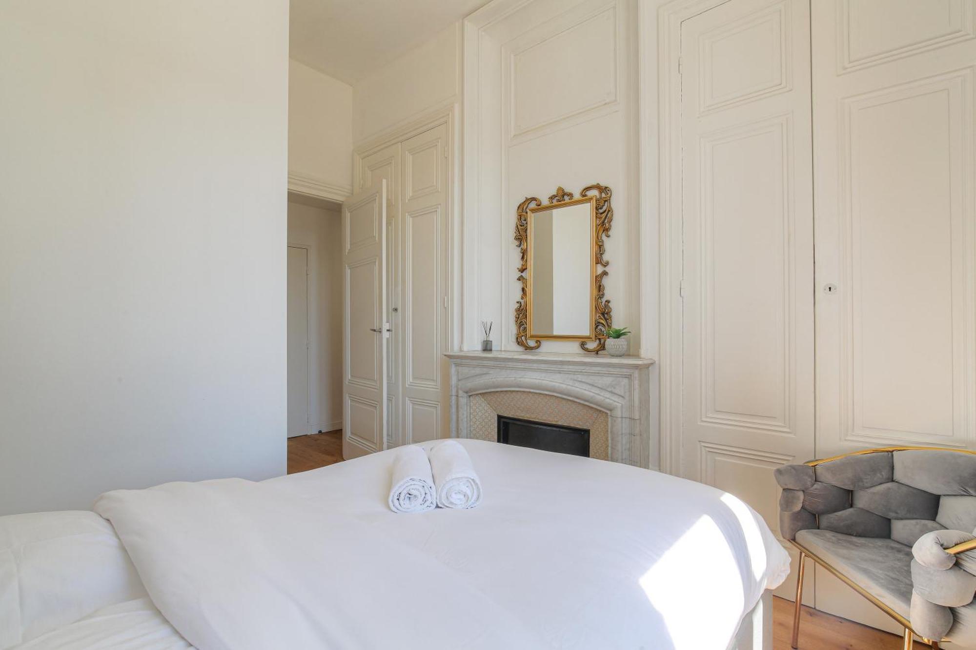 Chateau Ecully - Appartement 2 Chambres - Terrasse & Parking المظهر الخارجي الصورة