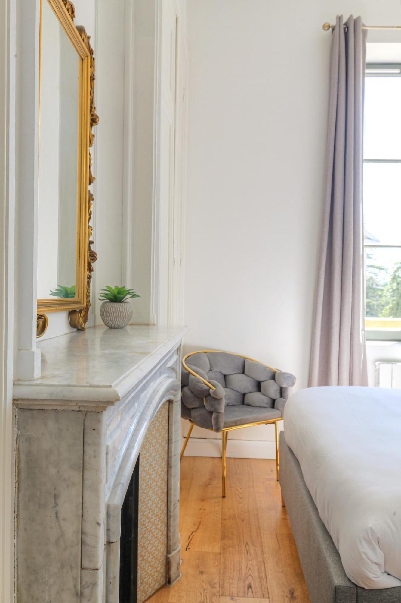 Chateau Ecully - Appartement 2 Chambres - Terrasse & Parking المظهر الخارجي الصورة