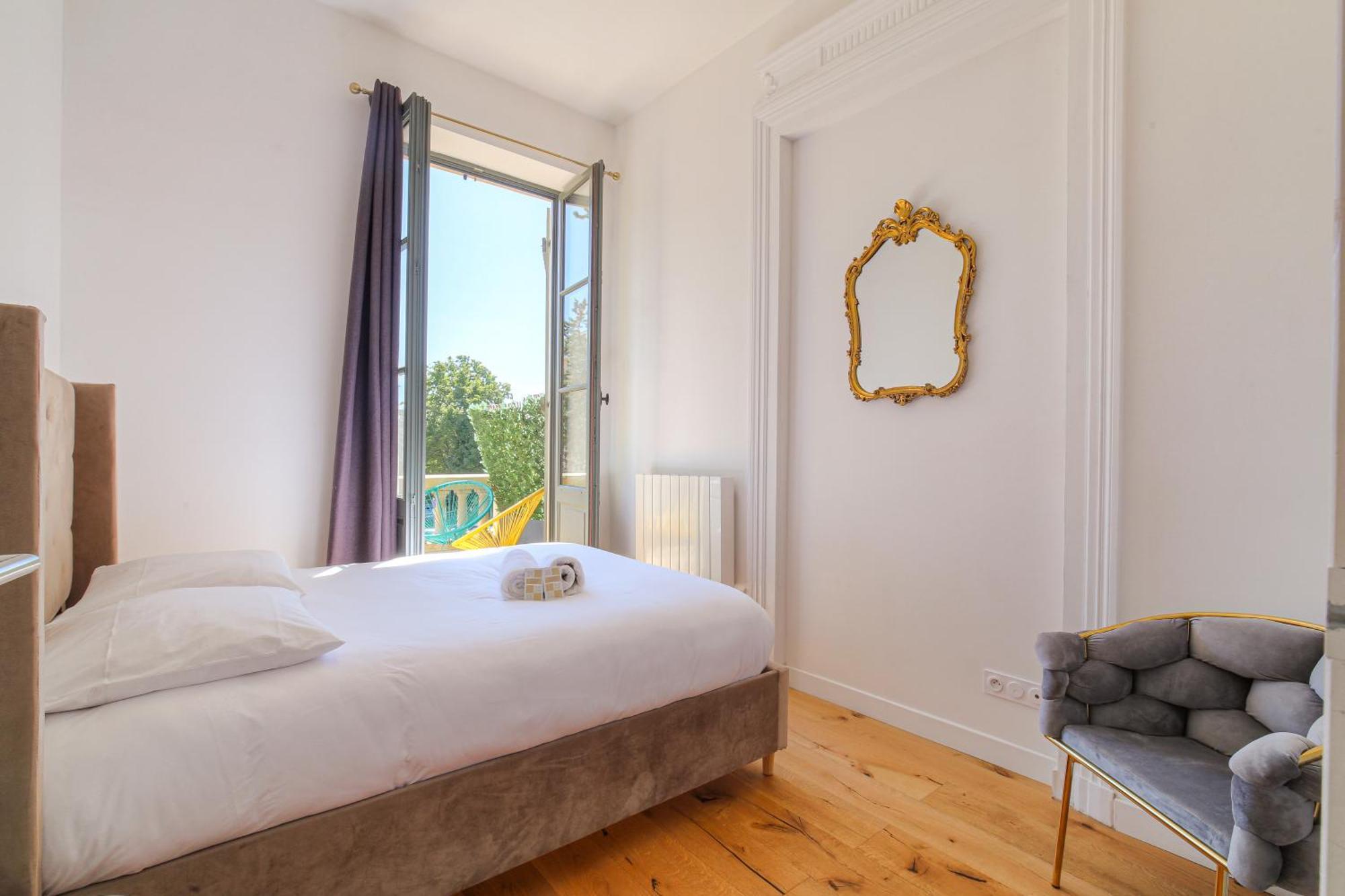 Chateau Ecully - Appartement 2 Chambres - Terrasse & Parking المظهر الخارجي الصورة