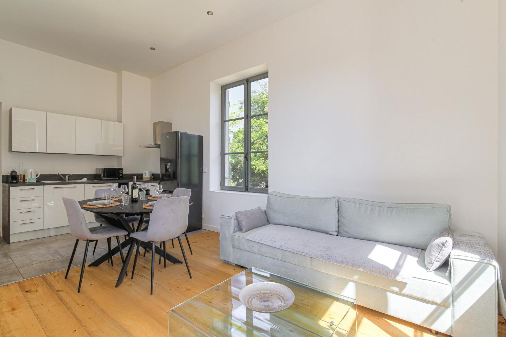 Chateau Ecully - Appartement 2 Chambres - Terrasse & Parking المظهر الخارجي الصورة