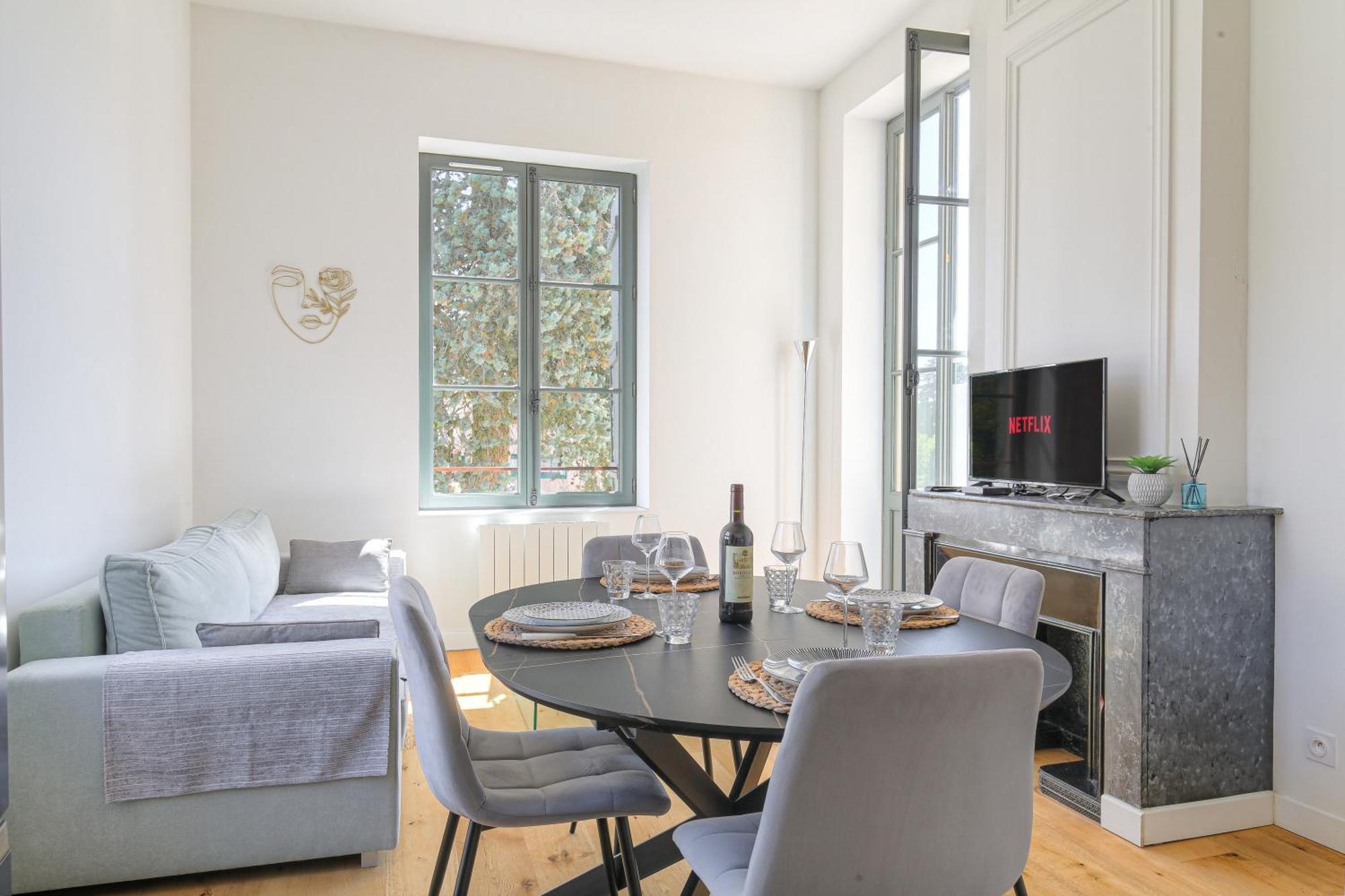 Chateau Ecully - Appartement 2 Chambres - Terrasse & Parking المظهر الخارجي الصورة